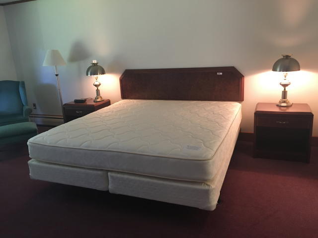 TIMED ONLINE AUCTION RESTAURANT & LOUNGE EQUIPMENT - MOTEL FURNITURE Auction