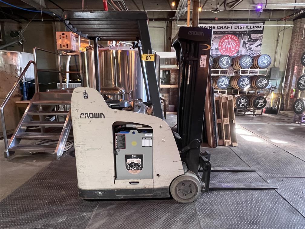 PUBLIC TIMED ONLINE AUCTION CROWN 5500 SERIES FORKLIFT W/ CHARGER Auction