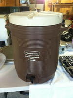 RUBBERMAID 9401 10-GALLON BEVERAGE COOLER Auction Photo