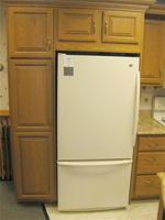 GLENWOOD CABINETRY OAK, MOCHA STAIN Auction Photo