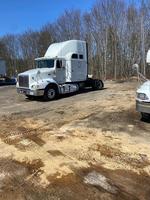 1999 INTERNATIONAL 9200 SINGLE AXLE ROAD TRACTOR W/ SLEEPER Auction Photo