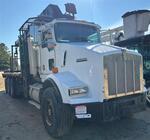 1999 KENWORTH T800 3-AXLE FLATBED LIFT TRUCK
