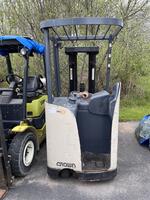 PUBLIC TIMED ONLINE AUCTION CROWN 5500 SERIES FORKLIFT W/ CHARGER Auction Photo
