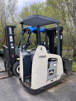 PUBLIC TIMED ONLINE AUCTION CROWN 5500 SERIES FORKLIFT W/ CHARGER Auction Photo