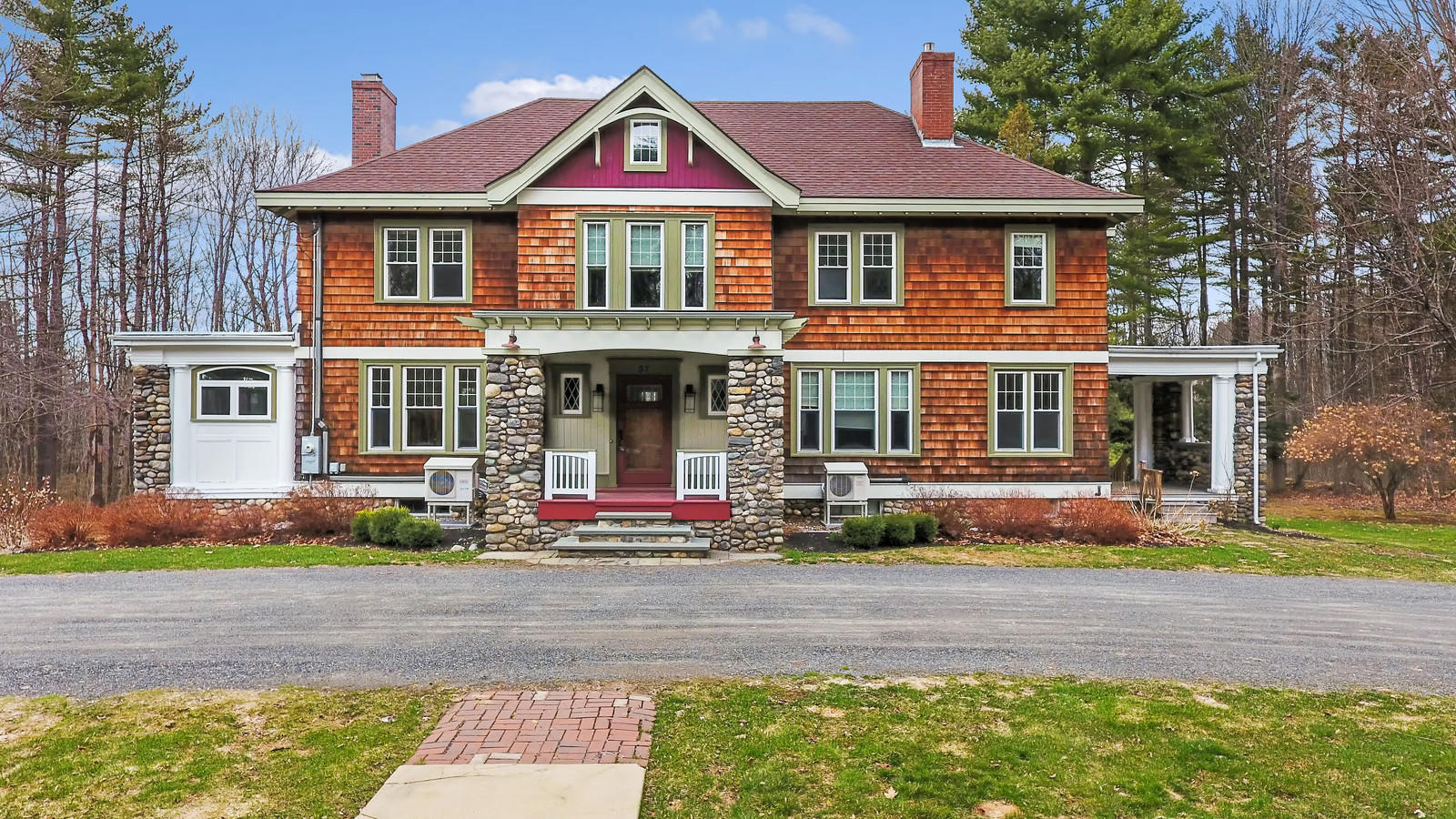 3,608+/-SF Colonial Revival Home, 20+/- Acres, 600+/- Lake Frontage Auction